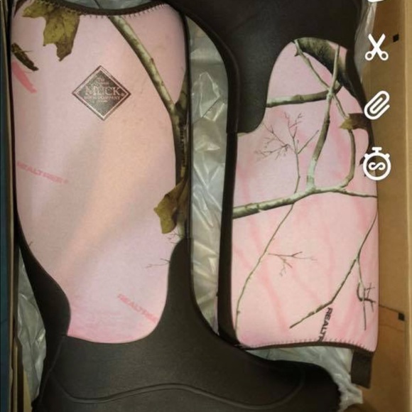 Muck boots - Picture 1 of 2